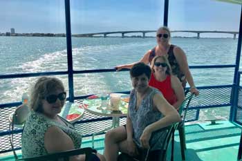 Le-Barge-Sightseeing-Cruise-Passenger
